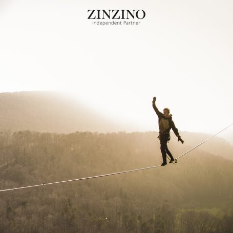 Balance als Grundlage für bewusste Entscheidungen Person auf Slackline – Symbol für Balance und bewusste Entscheidungen zur Zellbalance