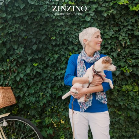 Gesunde Entscheidungen durch Analyse Seniorin mit Hund – bewusste Lebensweise und strukturierte Fettsäure-Analyse